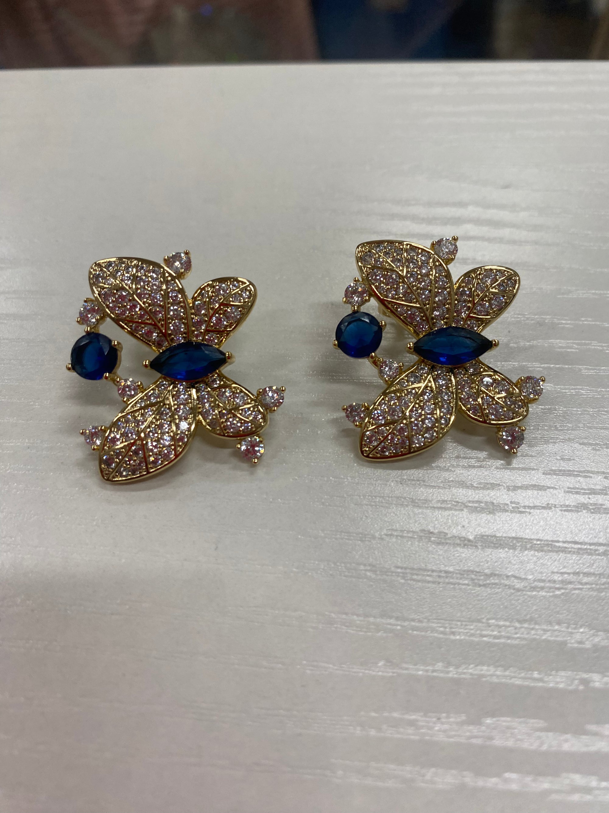 Bonitos y elegantes aretes de mariposa ,