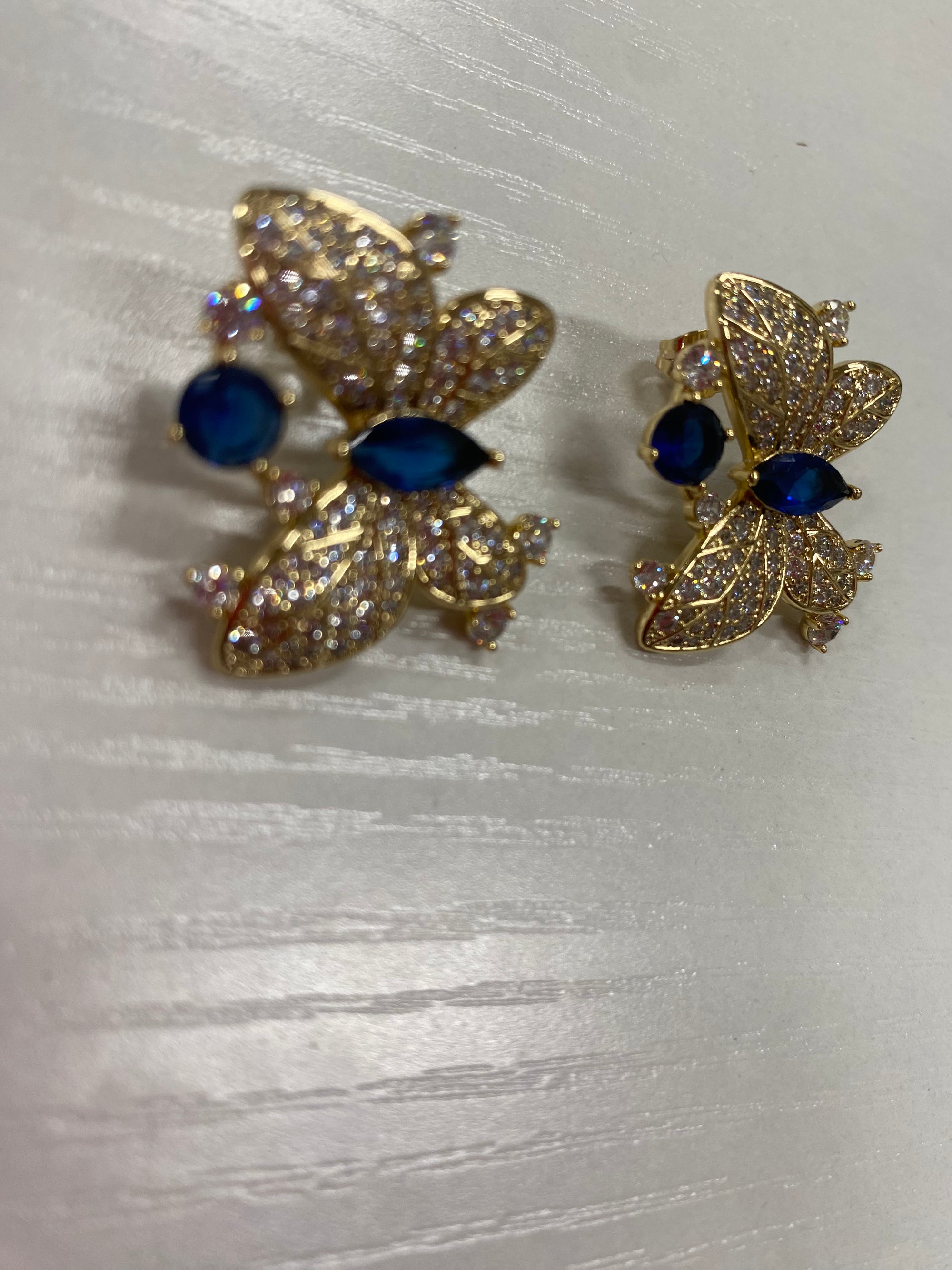 Bonitos y elegantes aretes de mariposa ,