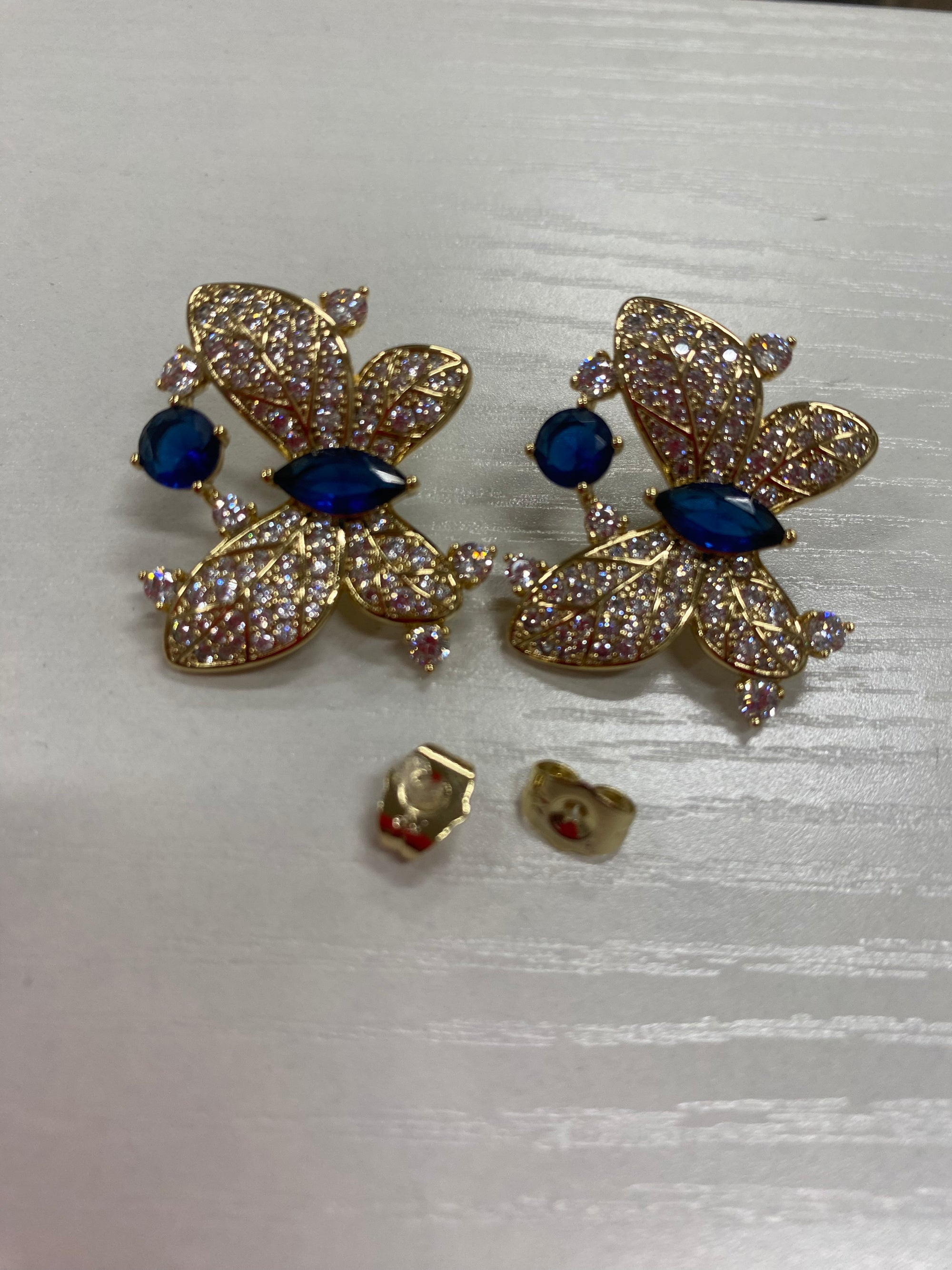Bonitos y elegantes aretes de mariposa ,