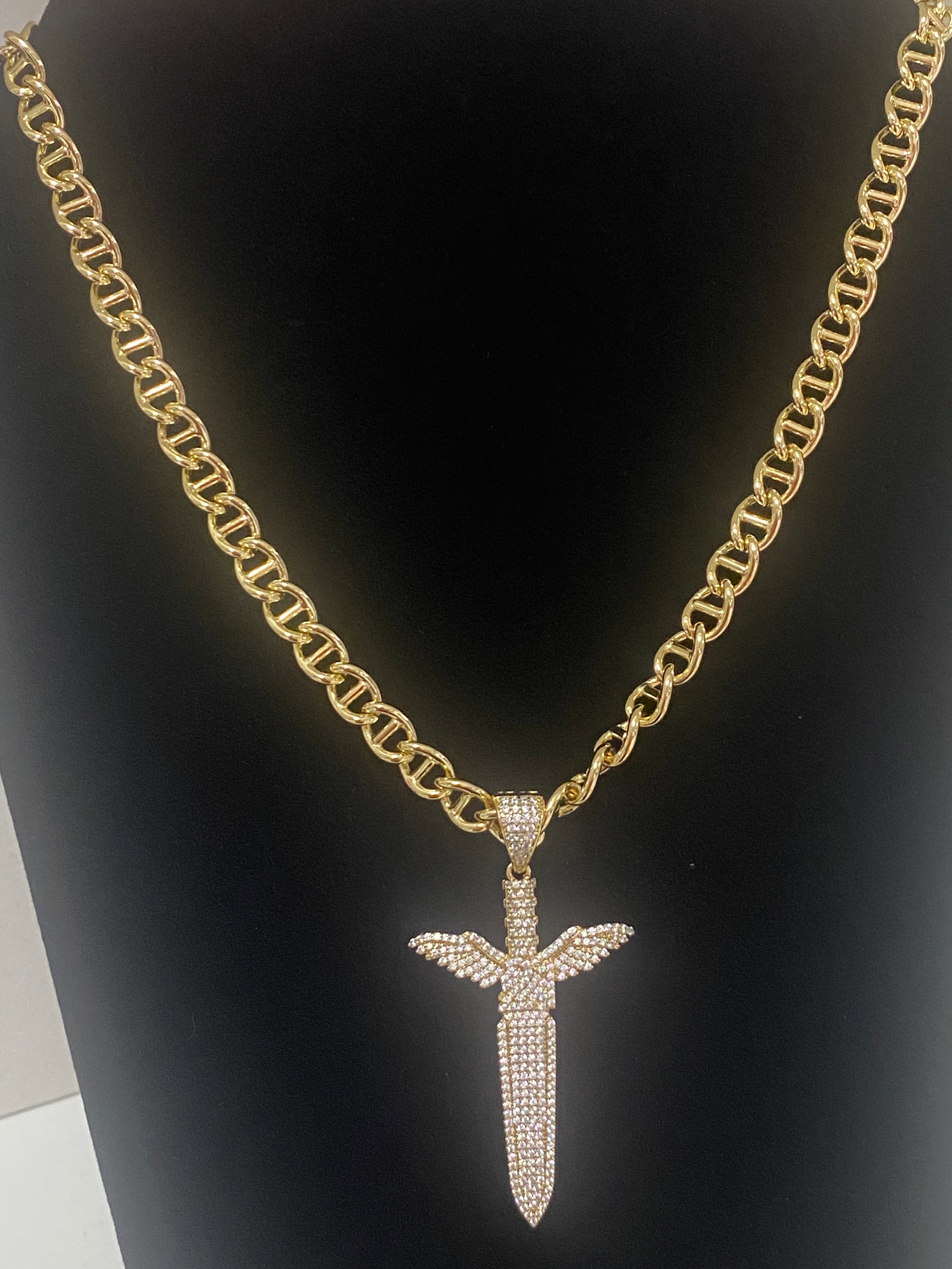 Bonita cadena unisex con dije de espada con alas