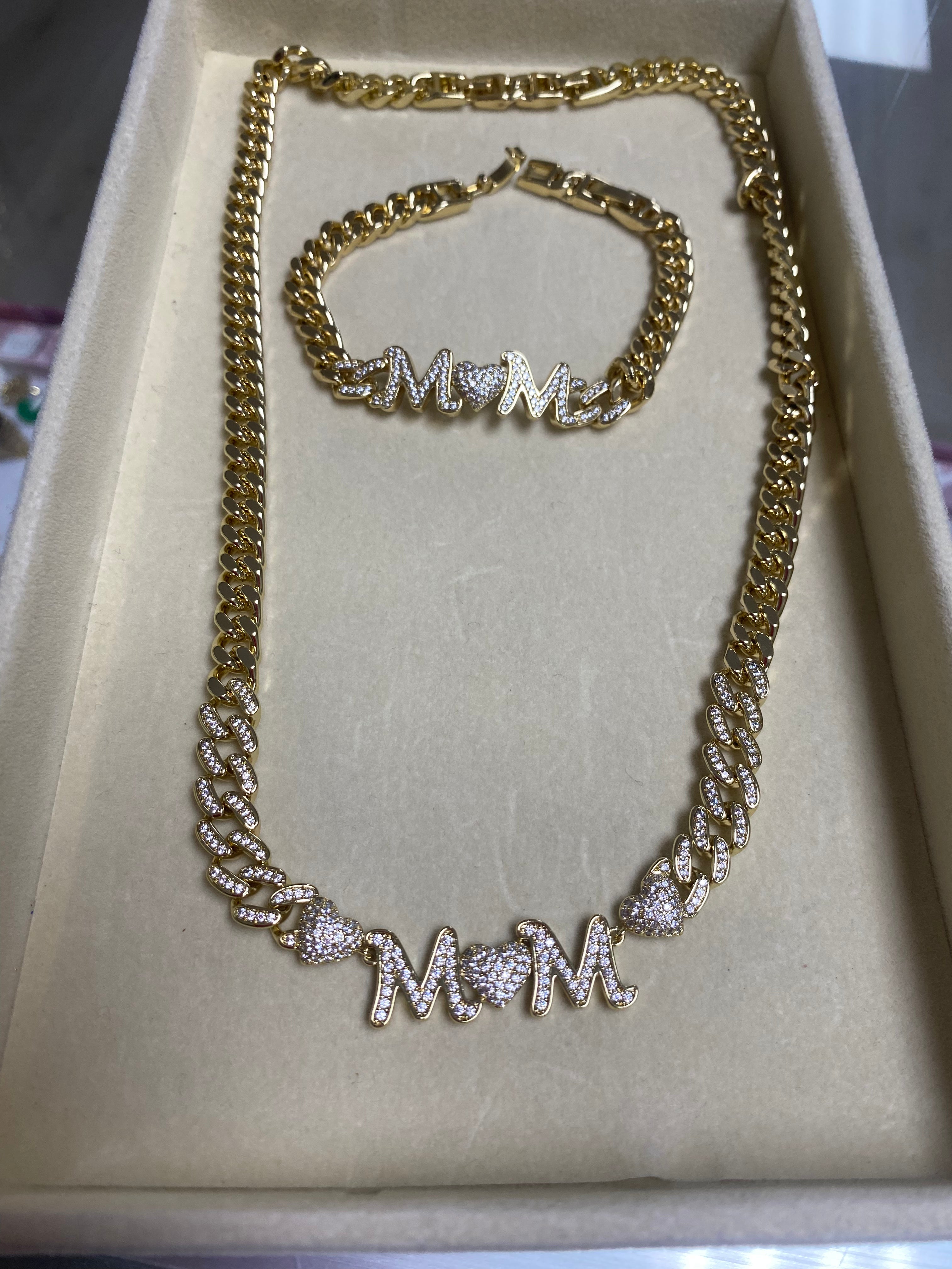 Bonito set de cadena y pulcera joyería bañada en oro